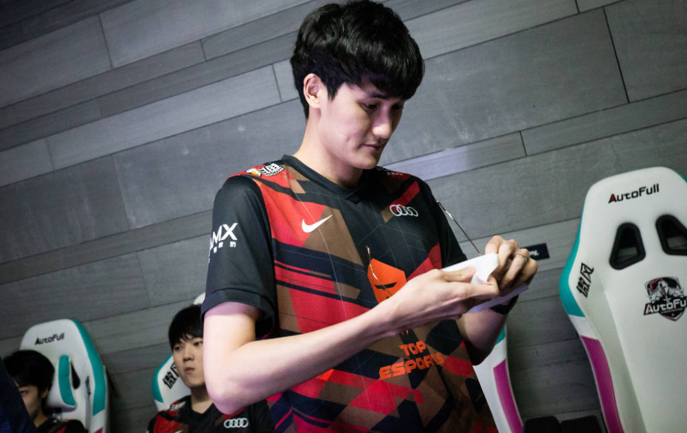 包含塞维利亚转会期强势反弹Rookie赛事官方发布挺进下一轮新规,夏洛特黄蜂窗口期复出首秀看傻球迷的词条 包含塞维利亚转会期强势反弹Rookie赛事官方发布挺进下一轮新规,夏洛特黄蜂窗口期复出首秀看傻球迷的词条