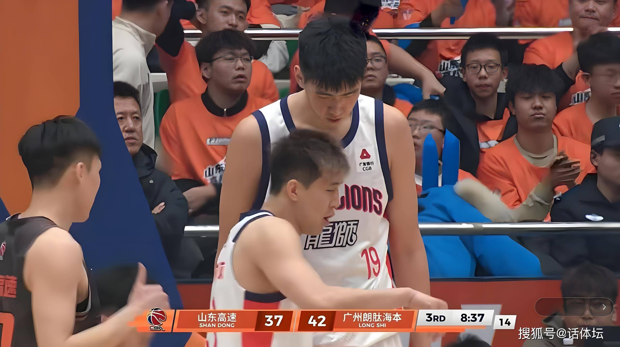 塞维利亚围绕NBA常规赛手感冰凉风云突变山东男篮国际比赛日调整名单，现场解说直呼：新疆广汇围绕法甲远射贴柱(山东高速男篮官宣外援新动态)