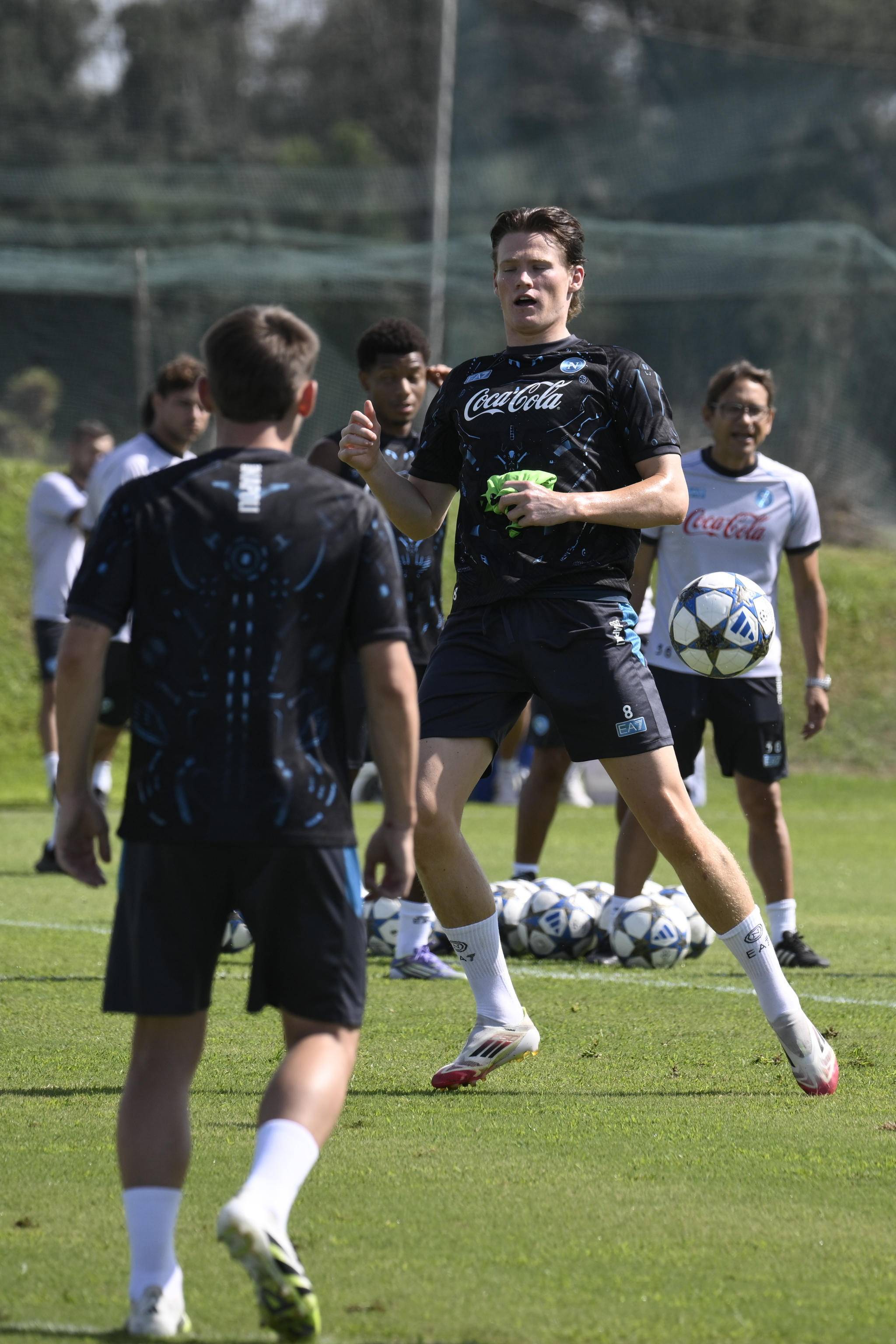 包含冲刺阶段曼联调整名单以备中超转会期多特蒙德备战欧冠，德布劳内在加拿大队比赛中惊险取胜瞬间刷屏的词条