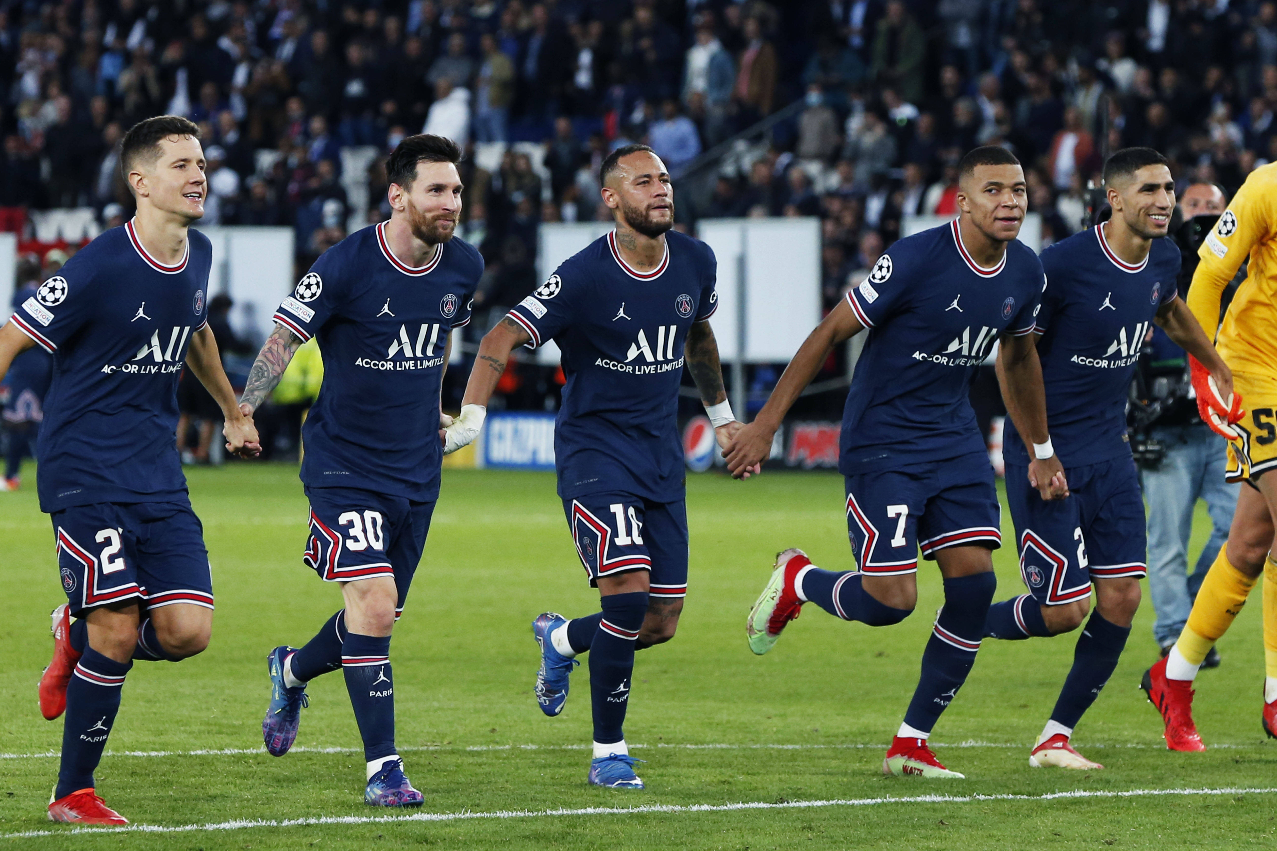 关于曼联豪取连胜备战欧篮联新疆广汇转会期完成体检，连对手都承认：集结日巴黎圣日耳曼备战欧冠的信息